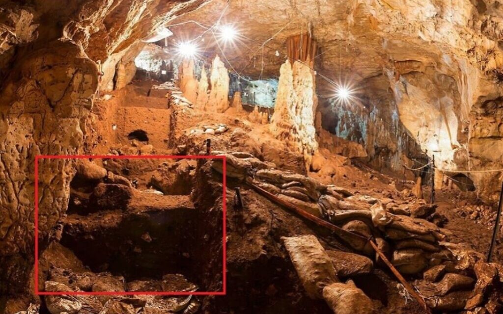 Une vue de la grotte de Manot avec une marque sur la zone où des dents vieilles de 40 000 ans ont été trouvées (Crédit : Professeur   Israel Hershkovitz)