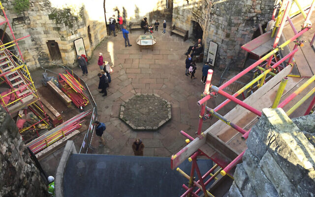 La vue de la Clifford's Tower où les travaux de reconstruction sont déjà en cours depuis le parapet, au mois d'octobre 2019 (Crédit : Times of Israel) La vue de la Clifford's Tower où les travaux de reconstruction sont déjà en cours depuis le parapet, au mois d'octobre 2019 (Crédit : Times of Israel)