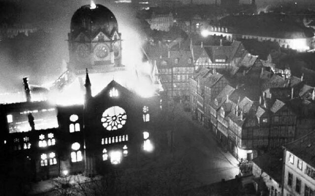 Une synagogue de Hanovre, en Allemagne, incendiée pendant le pogrom de la Nuit de Cristal, les 9 et 10 novembre 1938. (Crédit : Domaine public)