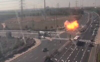 Le moment où une roquette s'est abattue sur la Route 4, près de Gan Yavne, le 12 novembre 2019 (Capture d'écran/Treizième chaîne)