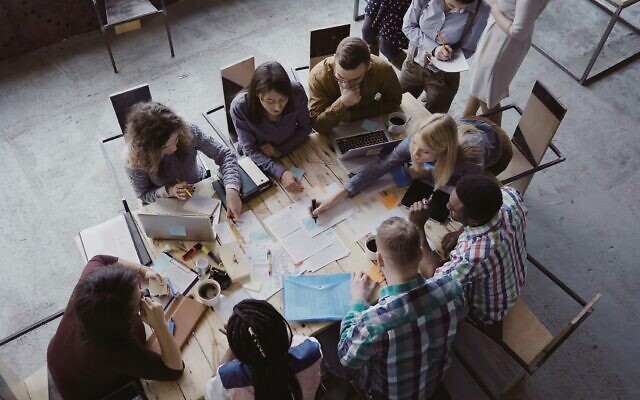 Des jeunes actifs dans une start-up (Crédit : Vadim_Key; iStock by Getty Images)