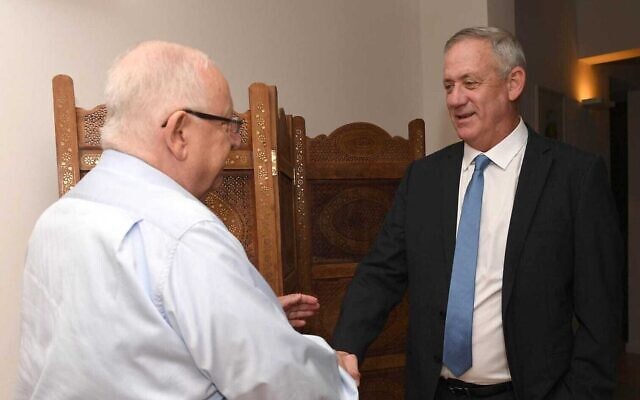 Le président Reuven Rivlin (à gauche) et le chef du parti Kakhol lavan Benny Gantz se rencontrent à la Résidence du Président à Jérusalem, le 16 novembre 2019. (Mark Neiman/GPO) Le président Reuven Rivlin (à gauche) et le chef du parti Kakhol lavan Benny Gantz se rencontrent à la Résidence du Président à Jérusalem, le 16 novembre 2019. (Mark Neiman/GPO)