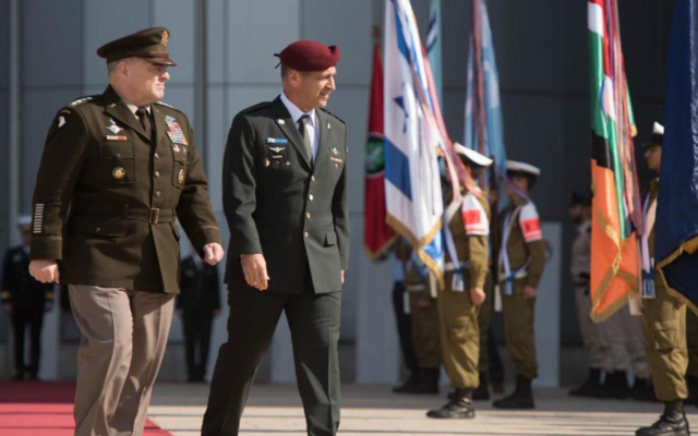 Le chef d'état-major des armées américaines Mark Milley, et le chef d'état-major israélien Aviv Kohavi lors d'une cérémonie dans les quartiers généraux de l'armée, à Tel Aviv, le 24 novembre, 2019. (Crédit : IDF) Le chef d'état-major des armées américaines Mark Milley, et le chef d'état-major israélien Aviv Kohavi lors d'une cérémonie dans les quartiers généraux de l'armée, à Tel Aviv, le 24 novembre, 2019. (Crédit : IDF)