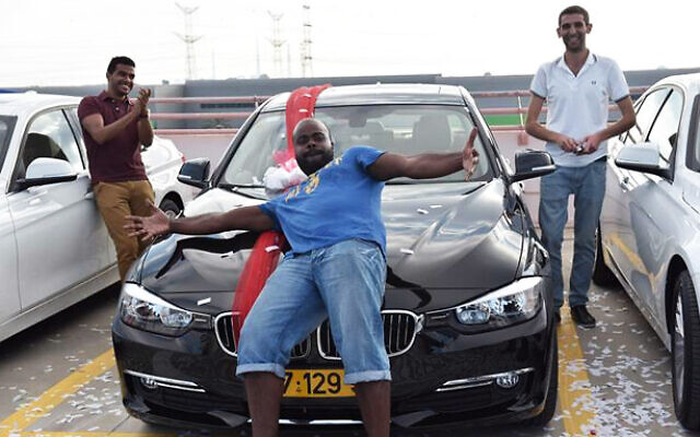 Oron Montgomery (au centre), a reçu une BMW pour son travail au sein de Yukom Communications, où il était l'un des meilleurs employés. Il est l'un des 15 employés et cadres de Yukom Communications inculpés par le département d'Etat américain à la Justice dans un acte en date du 25 septembre 2019 et dévoilé le 8 novembre 2019 (Crédit : Facebook) Oron Montgomery (au centre), a reçu une BMW pour son travail au sein de Yukom Communications, où il était l'un des meilleurs employés. Il est l'un des 15 employés et cadres de Yukom Communications inculpés par le département d'Etat américain à la Justice dans un acte en date du 25 septembre 2019 et dévoilé le 8 novembre 2019 (Crédit : Facebook)