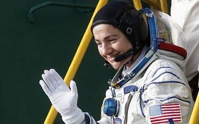 Jessica Meir, membre d'équipage de la Station spatiale internationale et astronaute américaine de la NASA, salue alors qu'elle monte à bord du vaisseau spatial Soyouz MS-15 avant qu'il ne décolle à destination de l'ISS, le 25 septembre 2019, sur le cosmodrome de Baikonour loué à la Russie, au Kazakhstan. (Crédit : Maxim Shipenkov/Pool/AFP)