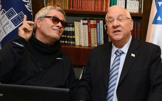 Shlomo Artzi, à gauche, et le président israélien Reuven Rivlin chantent ensemble, le 13 avril 2015 (Autorisation : Porte-parole du président d'Israël via JTA) Shlomo Artzi, à gauche, et le président israélien Reuven Rivlin chantent ensemble, le 13 avril 2015 (Autorisation : Porte-parole du président d'Israël via JTA)