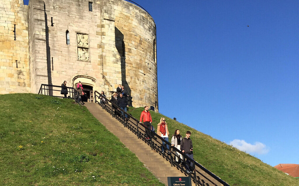 Les marches en pierre menant à la tour de Clifford, à York, site du plus célèbre bain de sang antisémite de l'histoire médiévale anglaise. (Times of Israel staff) Les marches en pierre menant à la tour de Clifford, à York, site du plus célèbre bain de sang antisémite de l'histoire médiévale anglaise. (Times of Israel staff)
