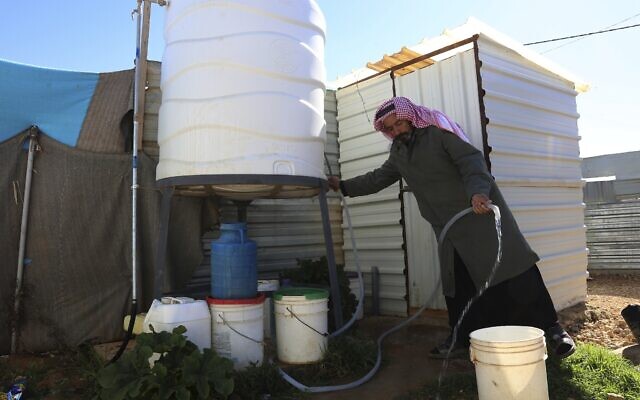 Un Syrien remplit un seau d'eau à l'intérieur de Zaatari, le plus grand camp de réfugiés syriens à Mafraq, Jordanie, le 3 février 2019. (AP Photo/Raad Adayleh) Un Syrien remplit un seau d'eau à l'intérieur de Zaatari, le plus grand camp de réfugiés syriens à Mafraq, Jordanie, le 3 février 2019. (AP Photo/Raad Adayleh)