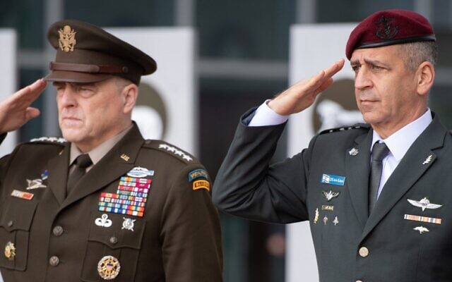 Illustration: le chef d'état-major des armées américaines Mark Milley, et le chef d'état-major israélien Aviv Kohavi lors d'une cérémonie dans les quartiers généraux de l'armée, à Tel Aviv, le 24 novembre, 2019. (Crédit : IDF) Illustration: le chef d'état-major des armées américaines Mark Milley, et le chef d'état-major israélien Aviv Kohavi lors d'une cérémonie dans les quartiers généraux de l'armée, à Tel Aviv, le 24 novembre, 2019. (Crédit : IDF)