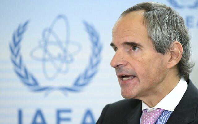 Sur cette photo prise le 2 octobre 2019, l'un des quatre candidats au poste de directeur général de l'Agence internationale de l'énergie atomique (AIEA), l'Argentin Rafael Grossi, s'adresse à la presse après une audience. (Crédit : JOE KLAMAR / AFP)