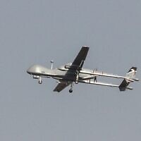 Un drone Heron de l'armée israélienne survole la ville d'Ashdod, dans le sud d'Israël, le 13 novembre 2019. (Ahmad Gharabli/AFP)