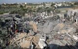 Les Palestiniens examinent les destructions suite à une frappe aérienne israélienne, le 14 novembre 2019, à Khan Yunis dans le sud de la bande de Gaza. (Crédit : DIT KHATIB / AFP)