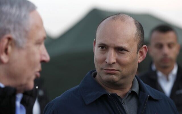 Le Premier ministre Benjamin Netanyahu (à gauche) et le ministre de la Défense Naftali Bennett visitent une base militaire sur le plateau du Golan qui surplombe le territoire syrien, le 24 novembre 2019. (Crédit : Atef Safadi/Pool/AFP) Le Premier ministre Benjamin Netanyahu (à gauche) et le ministre de la Défense Naftali Bennett visitent une base militaire sur le plateau du Golan qui surplombe le territoire syrien, le 24 novembre 2019. (Crédit : Atef Safadi/Pool/AFP)