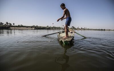Illustration: un jeune pêcheur égyptien tire son filet sur le Nil dans le village de Gabal al-Tear près de la ville de Minya, à quelque 265 km au sud de la capitale égyptienne, Le Caire, le 13 novembre 2019. (Crédit : Khaled DESOUKI / AFP)