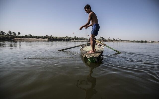 Illustration: un jeune pêcheur égyptien tire son filet sur le Nil dans le village de Gabal al-Tear près de la ville de Minya, à quelque 265 km au sud de la capitale égyptienne, Le Caire, le 13 novembre 2019. (Crédit : Khaled DESOUKI / AFP)