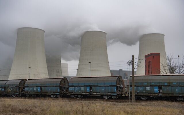 De la fumée et de la vapeur émanent des 
tours de refroidissement et des cheminées de la centrale électrique au lignite de Jaenschwalde près de Peitz, en Allemagne, le 30 novembre 2019. (Crédit :John MACDOUGALL /AFP)