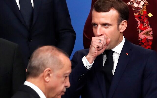 Le président français Emmanuel Macron (à droite) et le président turc Recep Tayyip Erdogan devant lui lors d'une photo organisée dans le cadre du sommet de l'OTAN à l'hôtel Grove de Watford, au nord-est de Londres, le 4 décembre 2019. (Crédit : CHRISTIAN HARTMANN / POOL / AFP) Le président français Emmanuel Macron (à droite) et le président turc Recep Tayyip Erdogan devant lui lors d'une photo organisée dans le cadre du sommet de l'OTAN à l'hôtel Grove de Watford, au nord-est de Londres, le 4 décembre 2019. (Crédit : CHRISTIAN HARTMANN / POOL / AFP)