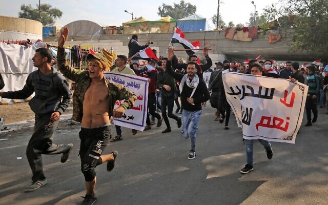 Des soutiens irakiens du groupe armé Hashed Al-shaabi manifestent sur la place Tahrir de la capitale Baghdad, le 5 décembre 2019. (Photo par AHMAD AL-RUBAYE / AFP)