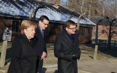 La chancelière allemande Angela Merkel accompagnée du Premier ministre Mateusz Morawiecki visitent le camp nazi d'Auschwitz-Birkenau, le 6 décembre 2019. (Crédit : SKARZYNSKI / AFP)
