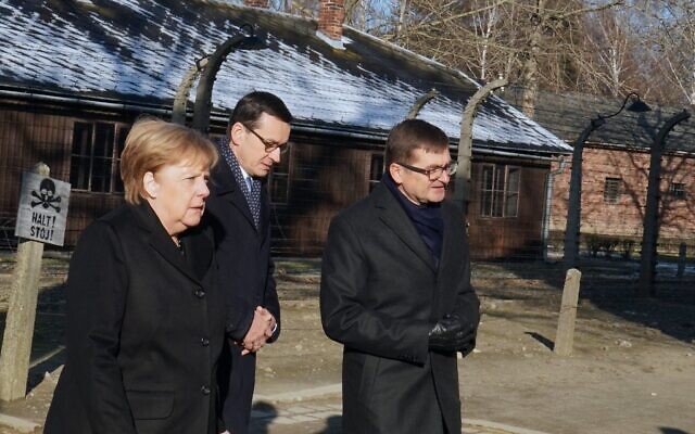 La chancelière allemande Angela Merkel accompagnée du Premier ministre Mateusz Morawiecki visitent le camp nazi d'Auschwitz-Birkenau, le 6 décembre 2019. (Crédit : SKARZYNSKI / AFP)