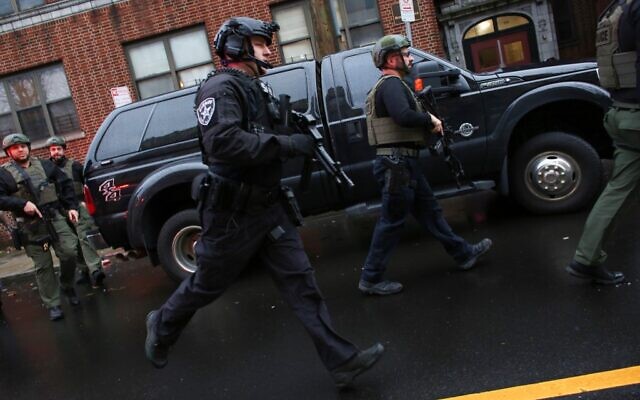 Des policiers arrivent sur les lieux d'une fusillade à Jersey City, New Jersey, le 10 décembre 2019. (Crédit : Kena Betancur/AFP) Des policiers arrivent sur les lieux d'une fusillade à Jersey City, New Jersey, le 10 décembre 2019. (Crédit : Kena Betancur/AFP)