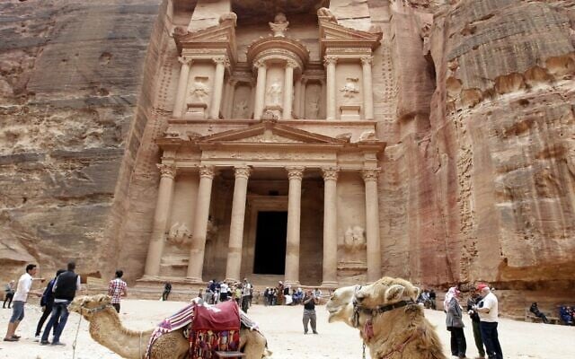 Photo prise le 25 mars 2015 : des touristes marchant devant le Khazneh (Trésor) dans l'ancienne ville jordanienne de Petra. (Crédit : Khalil MAZRAAWI / AFP) Photo prise le 25 mars 2015 : des touristes marchant devant le Khazneh (Trésor) dans l'ancienne ville jordanienne de Petra. (Crédit : Khalil MAZRAAWI / AFP)