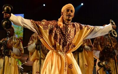 (FILES) Sur cette photo prise le 14 juin 2014, un membre du groupe Gnaoua (Gnawa) Maalem Mohamed Kouyou se produit à Essaouira au Festival Mondial de Musique de Gnaoua. - La culture gnaoua, une pratique marocaine séculaire ancrée dans la musique, les rituels africains et les traditions soufies, a été ajoutée le 12 décembre 2019 à la liste du patrimoine culturel immatériel de l'UNESCO. (Crédit : Fadel SENNA / AFP)