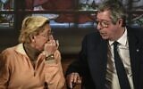 Le maire de Levallois-Perret Patrick Balkany (à droite) s'entretient avec son épouse Isabelle Balkany, première adjointe au maire, lors d'un conseil municipal à Levallois-Perret, le 15 avril 2019. (Crédit :  STEPHANE DE SAKUTIN / AFP)