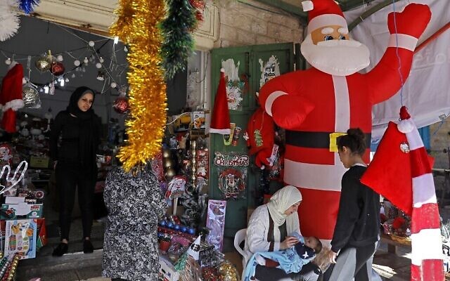 Préparatifs de Noël dans la ville israélo-arabe de Nazareth, au nord, le 20 décembre 2019. (Menahem Kahana / AFP)