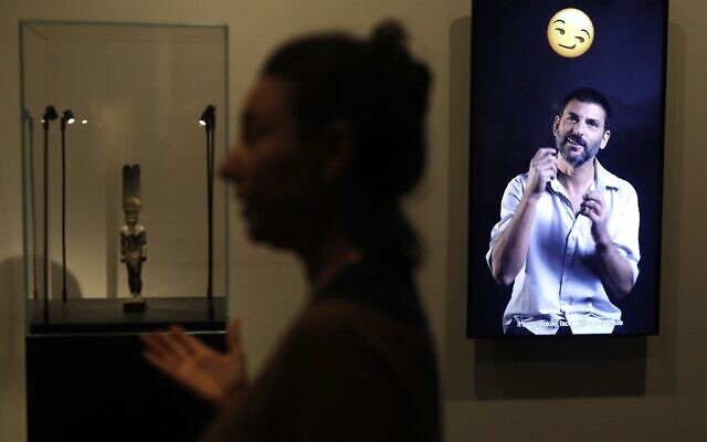 La commissaire Shirly Ben-Dor Evian présente l'exposition « Emoglyphs: Picture-Writing from Hieroglyphs to the Emoji » au Musée d'Israël à Jérusalem, le 19 décembre 2019. (Crédit : MENAHEM KAHANA / AFP) La commissaire Shirly Ben-Dor Evian présente l'exposition « Emoglyphs: Picture-Writing from Hieroglyphs to the Emoji » au Musée d'Israël à Jérusalem, le 19 décembre 2019. (Crédit : MENAHEM KAHANA / AFP)