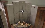 Une nouvelle oeuvre de Noël, "La cicatrice de Bethléem", réalisée par l'artiste britannique Banksy, exposée au Walled-Off Hotel à Bethléem, en Cisjordanie, le 20 décembre 2019 (Crédit :  AHMAD GHARABLI / AFP)