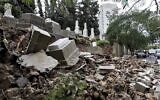Des tombes endommagées par le mauvais temps lors d'une tempête hivernale au cimetière juif de la capitale libanaise, Beyrouth, le 26 décembre 2019. (Crédit : ANWAR AMRO / AFP)