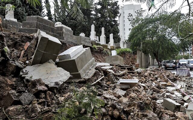 Des tombes endommagées par le mauvais temps lors d'une tempête hivernale au cimetière juif de la capitale libanaise, Beyrouth, le 26 décembre 2019. (Crédit : ANWAR AMRO / AFP) Des tombes endommagées par le mauvais temps lors d'une tempête hivernale au cimetière juif de la capitale libanaise, Beyrouth, le 26 décembre 2019. (Crédit : ANWAR AMRO / AFP)