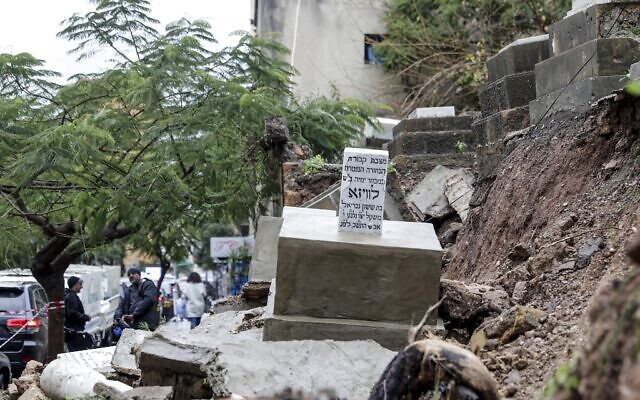 Des tombes endommagées par le mauvais temps lors d'une tempête hivernale au cimetière juif de la capitale libanaise, Beyrouth, le 26 décembre 2019. (Crédit : ANWAR AMRO / AFP) Des tombes endommagées par le mauvais temps lors d'une tempête hivernale au cimetière juif de la capitale libanaise, Beyrouth, le 26 décembre 2019. (Crédit : ANWAR AMRO / AFP)