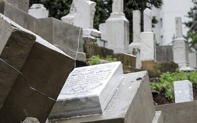 Des tombes endommagées par le mauvais temps lors d'une tempête hivernale au cimetière juif de la capitale libanaise, Beyrouth, le 26 décembre 2019. (Crédit : ANWAR AMRO / AFP)