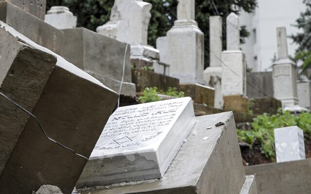 Des tombes endommagées par le mauvais temps lors d'une tempête hivernale au cimetière juif de la capitale libanaise, Beyrouth, le 26 décembre 2019. (Crédit : ANWAR AMRO / AFP) Des tombes endommagées par le mauvais temps lors d'une tempête hivernale au cimetière juif de la capitale libanaise, Beyrouth, le 26 décembre 2019. (Crédit : ANWAR AMRO / AFP)