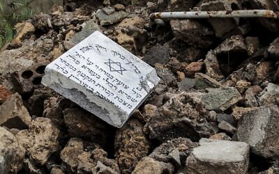 Des tombes endommagées par le mauvais temps lors d'une tempête hivernale au cimetière juif de la capitale libanaise, Beyrouth, le 26 décembre 2019. (Crédit : ANWAR AMRO / AFP)