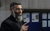 Le religieux musulman Anjem Choudary à Old Bailey, à Londres, lors du début de son procès pour avoir encouragé le soutien en faveur de l'Etat islamique (EI), le 11 janvier 2016. (Crédit :  AFP/Adrian DENNIS)