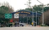 Une vue générale de la porte principale de la Pensacola Naval Air Station après une fusillade le 6 décembre 2019 à Pensacola, en Floride. (Crédit : Josh Brasted / Getty Images / AFP)