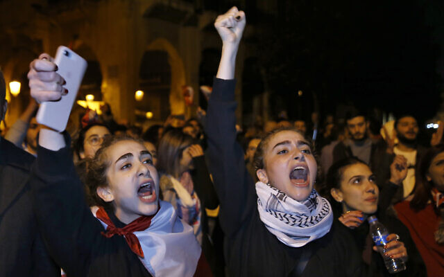 Des Libanais manifestent contre la classe politique, dans le centre-ville de Beyrouth, au Liban, le 22 décembre 2019. (Crédit : AP / Bilal Hussein) Des Libanais manifestent contre la classe politique, dans le centre-ville de Beyrouth, au Liban, le 22 décembre 2019. (Crédit : AP / Bilal Hussein)