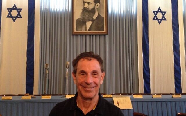 Le philanthrope américain Richard Marc Rappaport à l'Independence Hall de Tel-Aviv, en juillet 2014. (Crédit : Facebook) Le philanthrope américain Richard Marc Rappaport à l'Independence Hall de Tel-Aviv, en juillet 2014. (Crédit : Facebook)