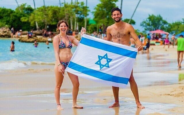 Un couple israélien à Second Beach à Morro de Sao Paulo, Brésil. (Renato Santana/ CORREIO/ via JTA)