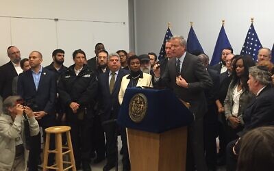 Le maire de la ville de New York, Bill de Blasio, s'exprime lors d'une conférence de presse sur l'antisémitisme dans une succursale de la Bibliothèque publique de Brooklyn, le 29 décembre 2019. (Crédit : Adi Eshman/JTA)