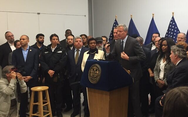 Le maire de la ville de New York, Bill de Blasio, s'exprime lors d'une conférence de presse sur l'antisémitisme dans une succursale de la Bibliothèque publique de Brooklyn, le 29 décembre 2019. (Crédit : Adi Eshman/JTA)