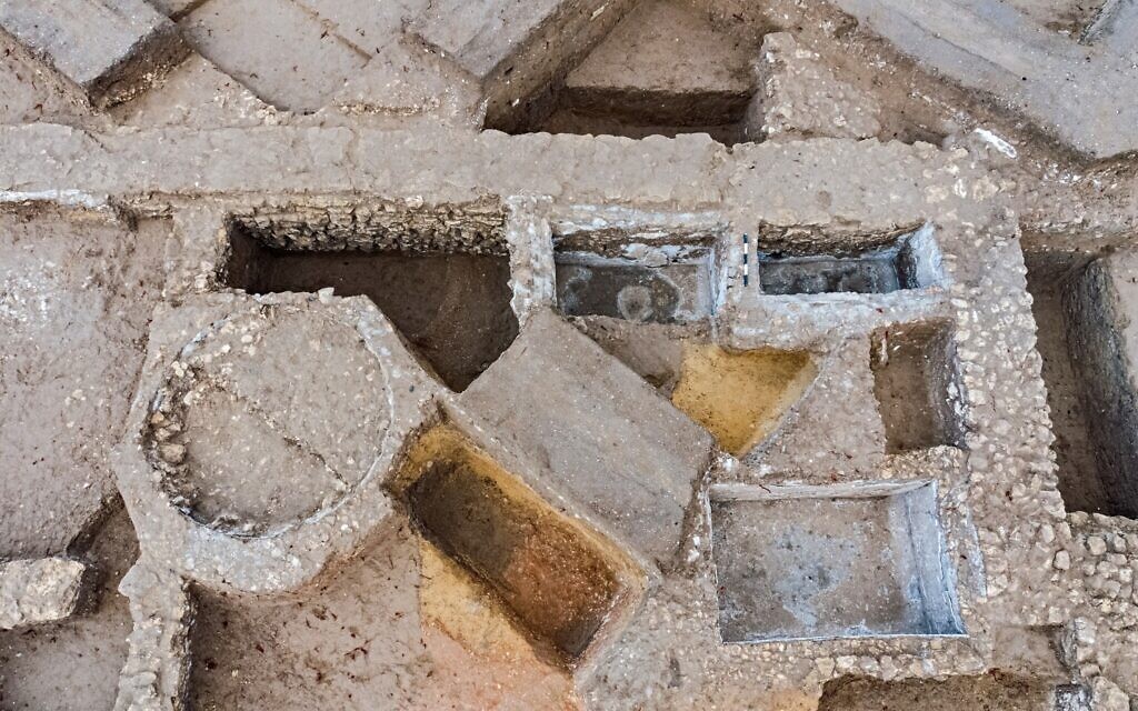 Le site de production de garum du 1er siècle à Ashkelon (Crédit : Asaf Peretz, Israel Antiquities Authority)