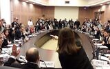 Les membres de la Knesset votent en faveur d'un projet de loi visant à accélérer la tenue d'élections pour le 2 mars 2020, lors de la Commission d'organisation de la Knesset, le 11 décembre 2019. (Knesset)