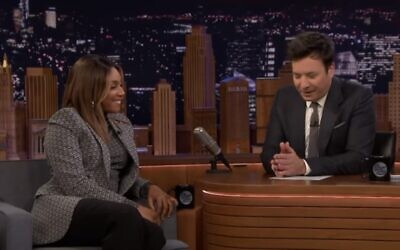 Tifafny Haddish sur le plateau du Tonight Show de Jimmy Fallon. (Crédit : capture d'écran YouTube)