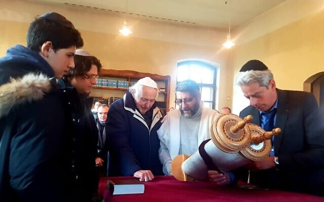 Elie Buzyn, Haïm Korsia et Moché Lewin à une journée de mémoire à Auschwitz, le 5 décembre 2019. (Crédit : Moché Lewin / Facebook) Elie Buzyn, Haïm Korsia et Moché Lewin à une journée de mémoire à Auschwitz, le 5 décembre 2019. (Crédit : Moché Lewin / Facebook)