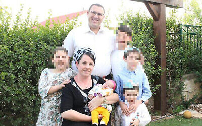 Noam, au milieu, etTzippi Rimel  qui la tient dans ses bras dans une photo de famille du mois de novembre 2019 (Autorisation)