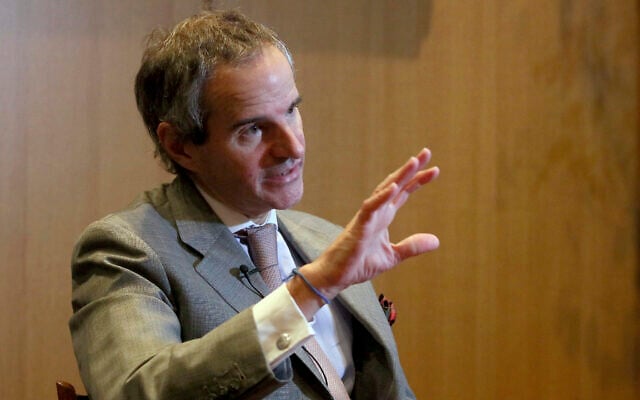 Le nouveau directeur de l'AIEA Rafael Mariano Grossi durant une interview avec The Associated Press à Vienne, le 3 décembre 2019. (Crédit : AP Photo/Ronald Zak)